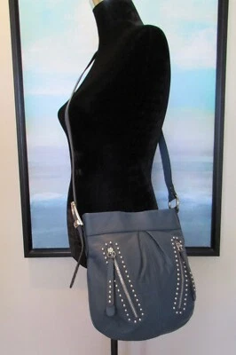 Bolso Bandolera $169 B. Makowsky Azul Cuero Tachonado Foto 1 de 4