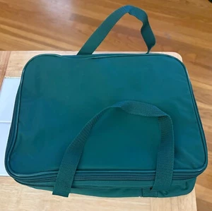 Portador rectangular aislado Tupperware - verde cazador, 9,5 x 12,5 x 6" - Imagen 1 de 4