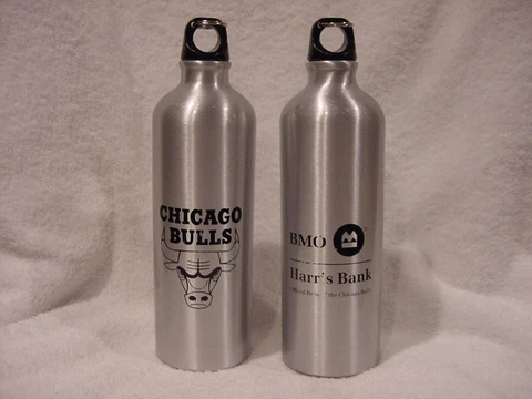 SWEET Chicago Bulls Aluminum SGA 10 Inch, 25 Ounce Water Bottle, SUPER NICE!! Cover