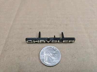Chrysler OEM Nuevo de Colección 2 3/8" Tablero de instrumentos Emblema Insignia Logo Nombre Foto 1 de 4