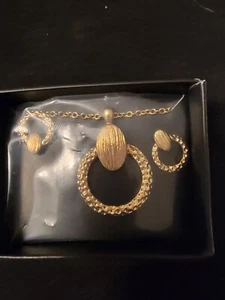 Avon Jewelry Goldtone Eternal Pendant Necklace Earrings  Set Signature Collectn - Picture 1 of 3