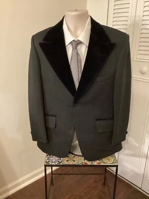 Esmoquin vintage años 70 poliéster negro con detalles de terciopelo-talla 40S Foto 1 de 4