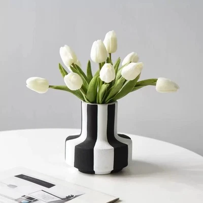 Современная черно-белая ваза в полоску - Изображение 1 из 4