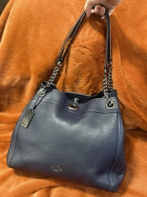 Bolso de hombro Coach Edie Turnlock de cuero granulado azul oscuro 36855 Foto 1 de 4