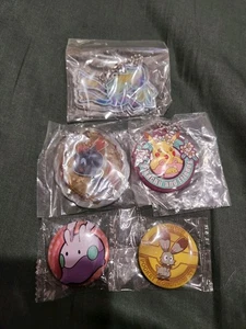 Lote de artículos de anime Pokemon Jirachi Pikachu Goomy Sneasel llavero prendedores conjunto de 5 - Imagen 1 de 2