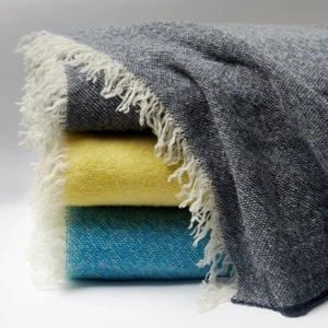 Orlo sfilacciato SFERRA Ciarra cotone egiziano a lancio grigio, 50""L x 70""L, prezzo al dettaglio: $405 - Foto 1 di 2