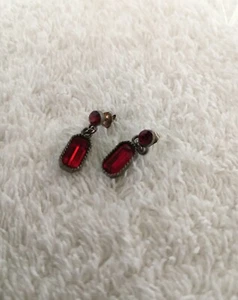 Pendientes perforados de piedra pequeña a juego de piedra rectangular roja con pasador de plata de ley - Imagen 1 de 3