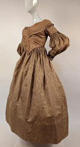 1830’S GOLDEN FIGURED SILK DRESS W FAN FRONT & GIGOT SLEEVES - Picture 1 of 12