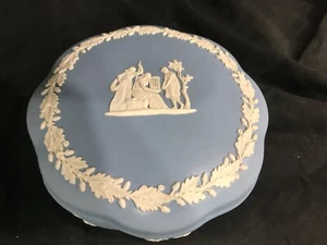 Vintage Wedgwood Blue Jasperware Round Scalloped Trinket Box / Lid Lyre Player - Picture 1 of 4