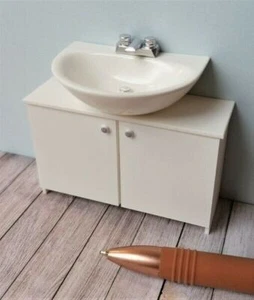 Unidad de tocador lavabo en miniatura para casa de muñecas con toque de columna de Delph Miniatures - Imagen 1 de 1