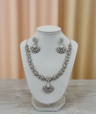 Collar de platino collar de diamantes con ganancias, elegante peso ligero Foto 1 de 3