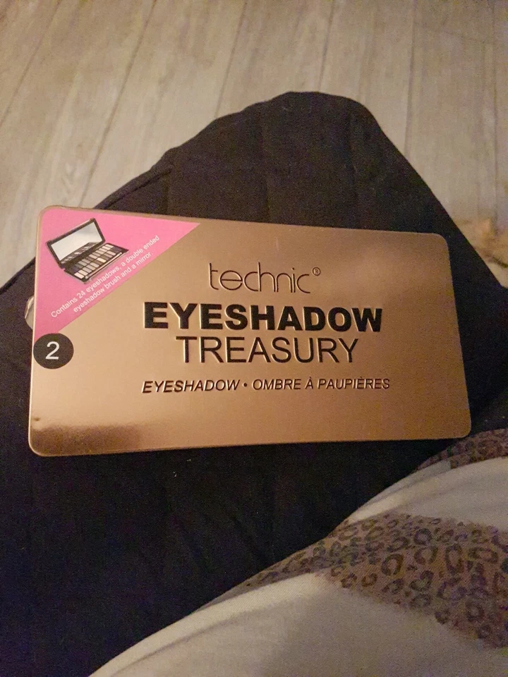 Technic Eyeshadow Treasury 2 with double ended brush and mirror. - Image 1 of 4