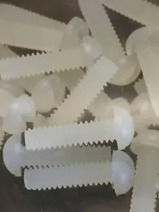 Lote de 100 tornillos de máquina de cabeza redonda ranurados de nylon de 2-56 roscas de 5/16 "de largo - Imagen 1 de 1