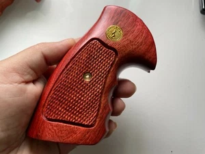 New Grips For Colt Python grips (I, E fr ame), Checkered Hard wood - Picture 1 of 7