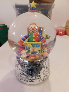 2015 DETROIT'S AMERICA'S THANKSGIVING DAY PARADE MUSICAL SNOW GLOBE ART VAN - Picture 1 of 12