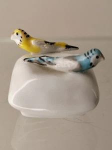 Meissen 2 Wellensittiche auf Kissen 1. Wahl Miniatur Entw.: Jörg Danielczyk - Picture 1 of 7