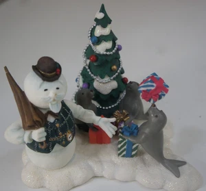 Rudolph & The Island Of The Misfit Toys 875236 Sam & Seals Enesco ~ LEGGI Danneggiato - Foto 1 di 21