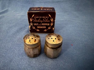 AGITADORES DE SAL Y PIMIENTA de plata de ley vintage tamaño individual caja original - Imagen 1 de 9