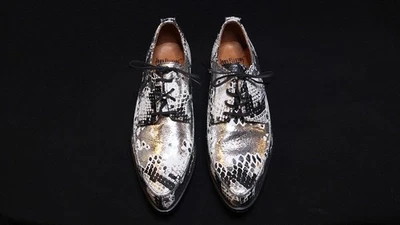 Zapatos de vestir JOHN FLUEVOG Good Manners Buster Slvr/Wht estampado de serpiente talla 9,5 Foto 1 de 4