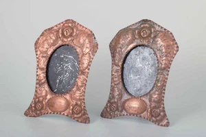 Pair of picture frames in embossed copper. Dated 1933 - Picture 1 of 6