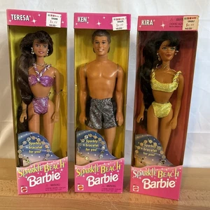 Menge 3 Sparkle Beach Barbie Puppen ~ Teresa 14354, Kira 14351, Ken 14350 Neu im Karton - Bild 1 von 15