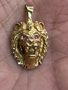Cabeza de león con ojos rubí de oro amarillo liso de 14 K 26 mm x 5,5 mm - Imagen 1 de 7