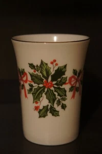 Weihnachten Stechpalme/rote Schleife weiß Keramik Trinkglas (Goldrand) KOSTENLOSER VERSAND - Bild 1 von 6
