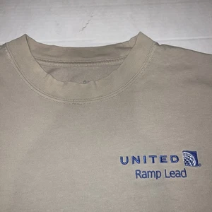 T-shirt ufficiale United Airlines Aeroporto Rampa Piombo Adulto XL Tan Vintage Rara - Foto 1 di 9