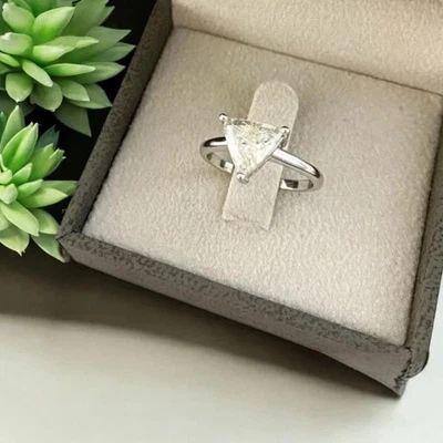 Anillo de compromiso para mujer enchapado en oro blanco de 14 quilates corte billón diamante creado en laboratorio Foto 1 de 4