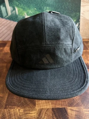 Gorra utilitaria BN Adidas Tech 5 paneles carbono Foto 1 de 4