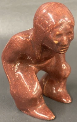 Figura agachada Black Hills Lakota escultura Rushmore cerámica Ivan Houser Foto 1 de 4