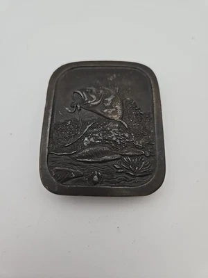 Hebilla de cinturón vintage de latón Indiana metal artesanal pez lubina 2 1/4" de ancho 1976 Foto 1 de 4