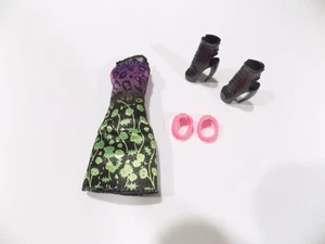 Monster High Puppenkleidung, lila/grünes Kleid schwarze Stiefel & rosa Stiefelaufsätze - Bild 1 von 6