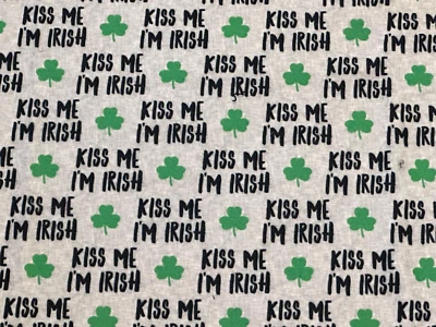 REMANENTE DE TELA POLAR MINKY 'KISS ME I'M IRISH": NUEVO 35" X 28" en la parte más estrecha Foto 1 de 4