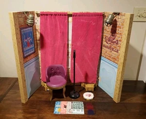 American Girl Muñeca Tenney's Música Escenario Vestidor Juego con Accesorios  - Imagen 1 de 11