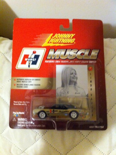Voiture Miniature Johnny Lightning 1972 Hurst Oldsmobile - Linda Vaughn - Échelle 1/64 - Année 2000