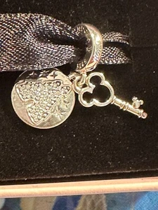 2025 DISNEY PANDORA CHARM MICKEY SCHLÜSSEL & SCHLOSS BAUMELN - Bild 1 von 3