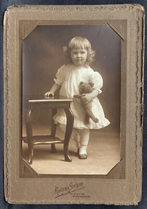C. 1910 PHOTOGRAPH~CUTE LITTLE GIRL & TEDDY BEAR~ROGERS STUDIO WICHITA KANSAS - Picture 1 of 3