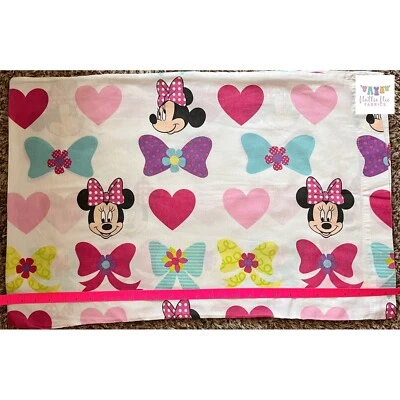 Twin Sheet Set plus one pillowcase with Minnie Mouse, bows, hearts, Disney - Image 1 of 4