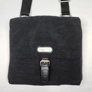 Baggallini Umhängetasche klein schwarz Nylon quadratisch Kunstschnalle Klappe weit offen Reißverschluss - Bild 1 von 10