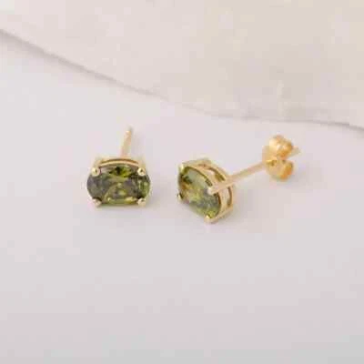 Pendiente de piedra preciosa de peridoto de corte ovalado sólido de oro amarillo de 14 K con piedra de nacimiento Foto 1 de 3