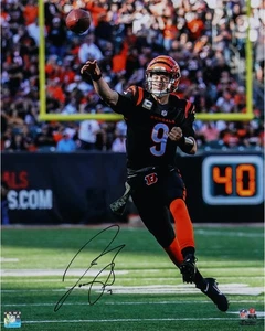 Joe Burrow Cincinnati Bengals Signed 16x20 Throwing on Run in Black Photo - Picture 1 of 1