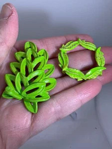 Lot of 2 Leaf Wreath Flower Openwork Green Vintage Metal Brooch Pin M-3183 - Picture 1 of 3