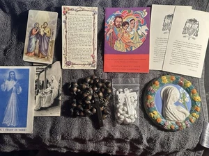 Lot Of 10 Religious items. Prayer Cards, Wall Plaque, Rosary Beads... - Picture 1 of 24