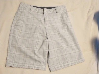 Pantalones Cortos Under Armour, Blanco con Líneas, Talla: Hombre 32 Foto 1 de 4