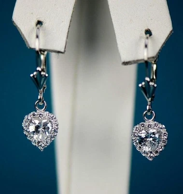 Pendientes perforados con halo de oro blanco de 14k con corazón con cierre de palanca piedra de nacimiento Foto 1 de 4