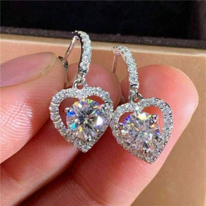 Pendientes colgantes de gancho moissanita de corte redondo VVS1 para mujer de 2 quilates enchapados en oro blanco 14 K - Imagen 1 de 7