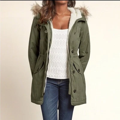 Chaqueta utilitaria parka forrada Hollister Teddy Sherpa con capucha de piel sintética talla S/oliva Foto 1 de 4