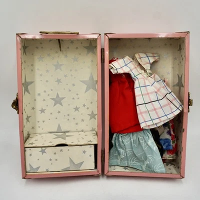 Ropa de muñeca de moda vintage en baúl de metal rosa Foto 1 de 4