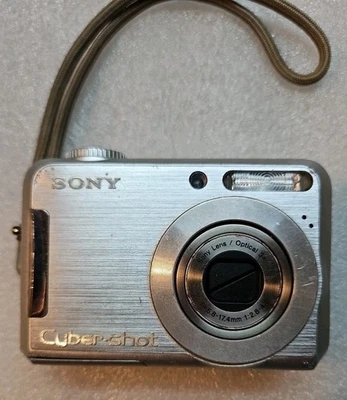 Cámara digital Sony Cyber-shot DSC-S700 7,2 MP, plateada. Solo se enciende piezas Foto 1 de 4